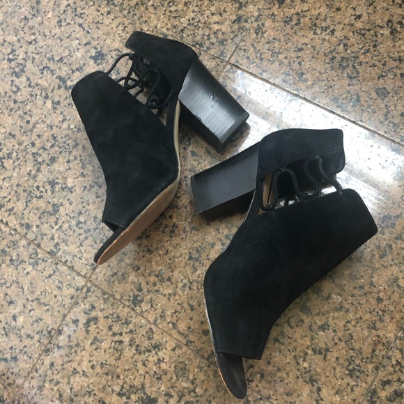 Tahari TA-Post Black Peep Toe Classic Pumps - Picture 3 of 10